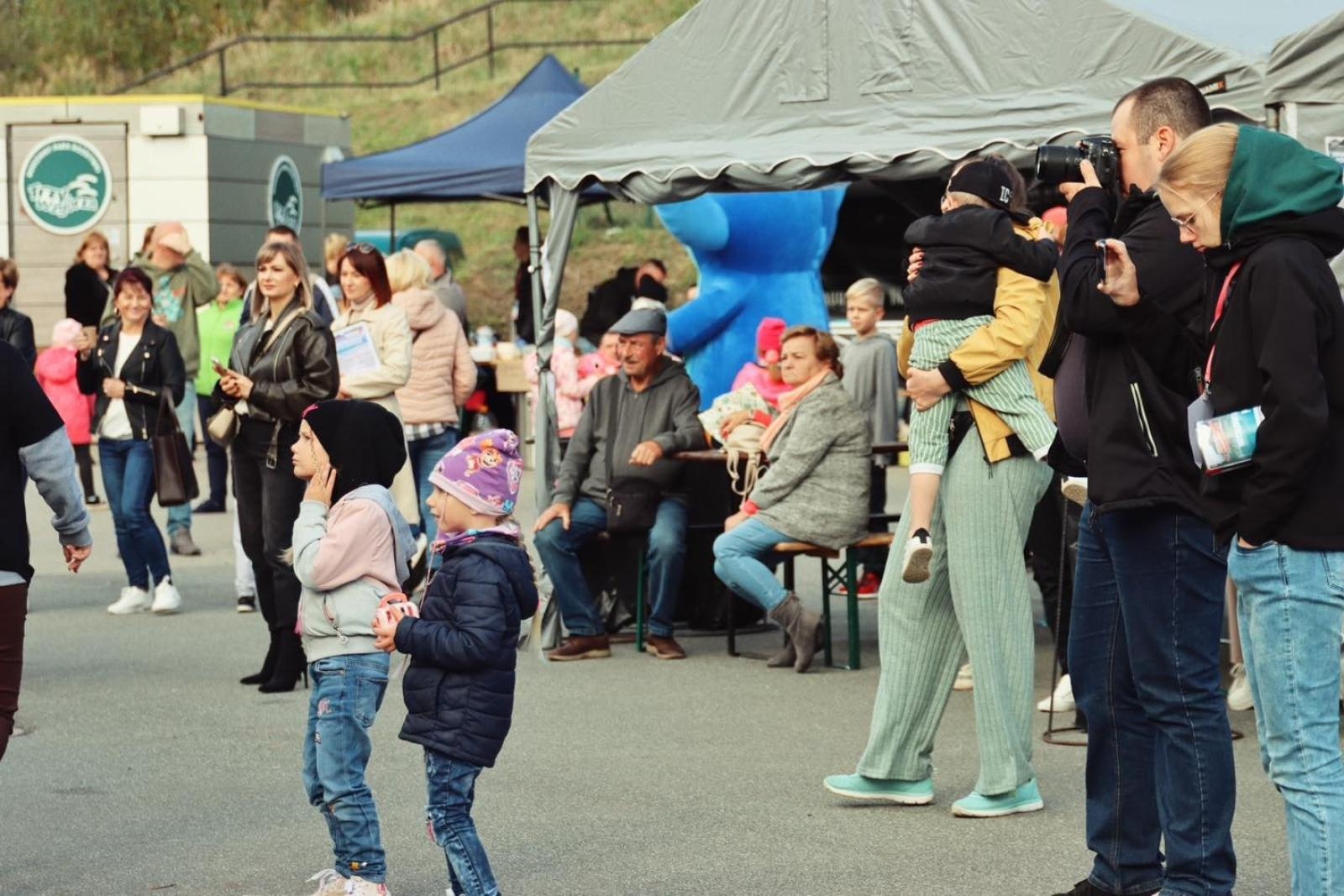 Zdjęcie w galerii na portalu naszwodzislaw.com: Charytatywny festyn na Trzech Wzgórzach. Dla powodzian zebrano ponad 20 tysięcy złotych [FOTO] wiadomości z regionu