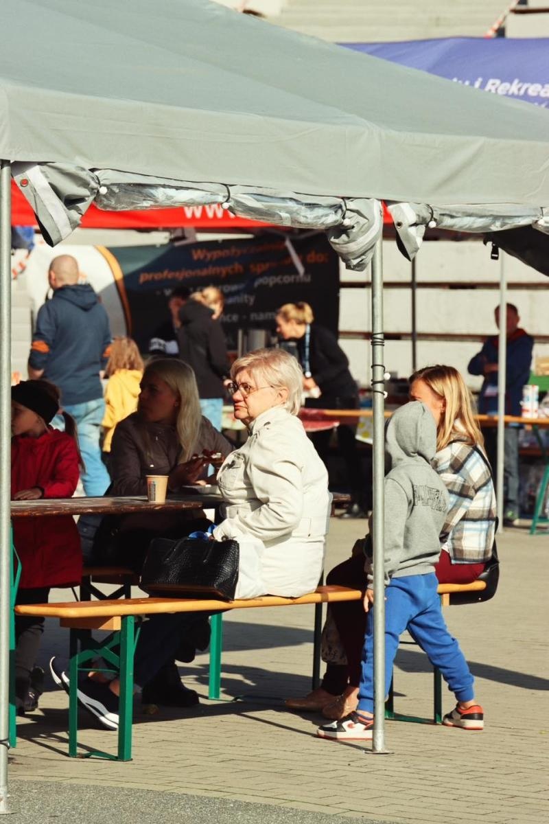 Zdjęcie w galerii na portalu naszwodzislaw.com: Charytatywny festyn na Trzech Wzgórzach. Dla powodzian zebrano ponad 20 tysięcy złotych [FOTO] wiadomości z regionu