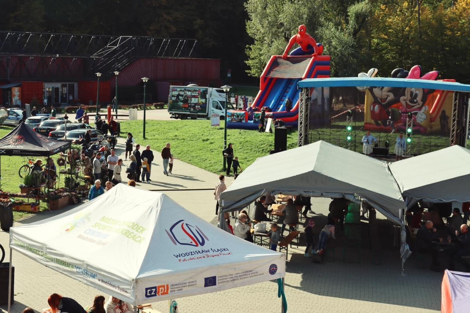 Zdjęcie w galerii na portalu naszwodzislaw.com: Charytatywny festyn na Trzech Wzgórzach. Dla powodzian zebrano ponad 20 tysięcy złotych [FOTO] wiadomości z regionu