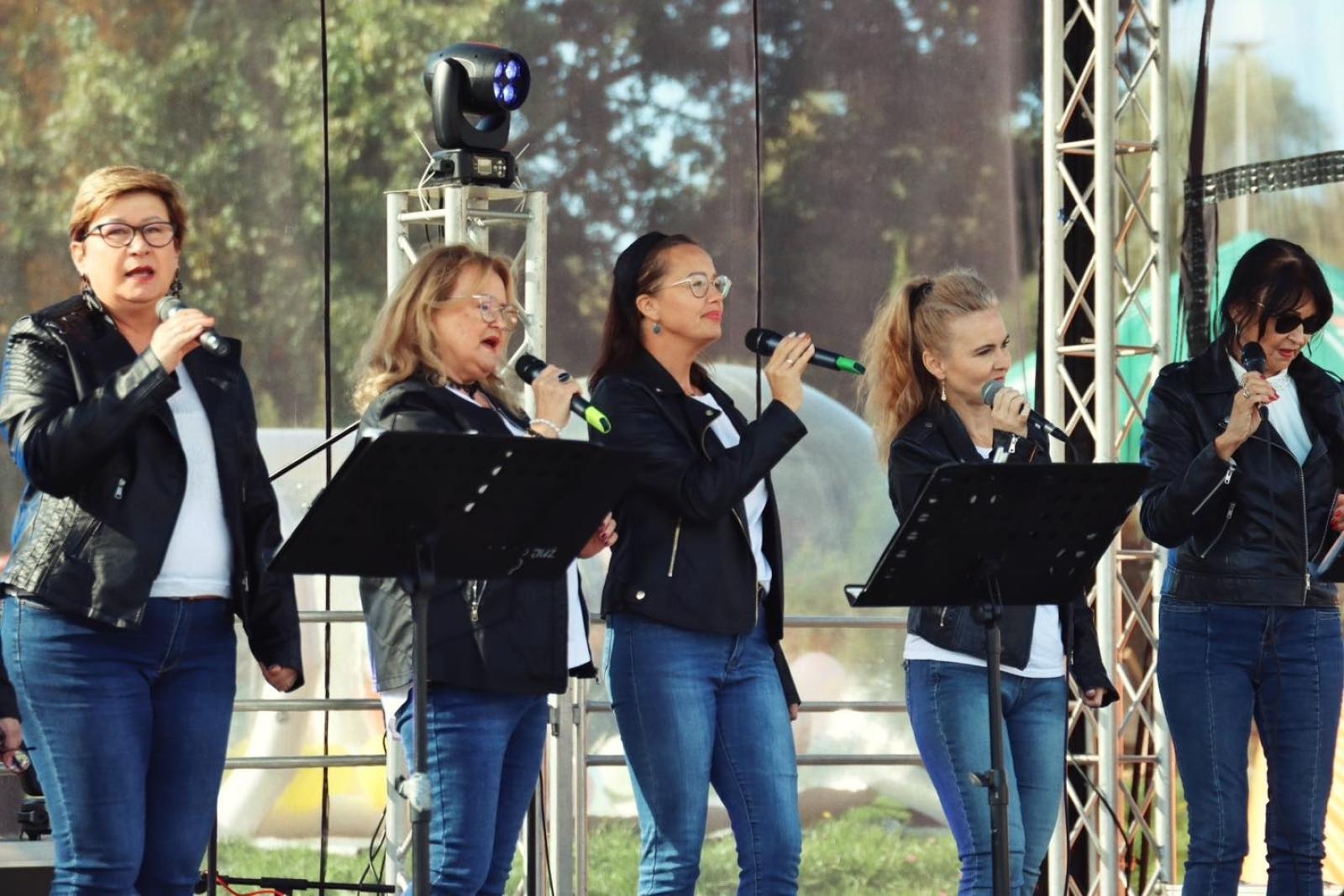 Zdjęcie w galerii na portalu naszwodzislaw.com: Charytatywny festyn na Trzech Wzgórzach. Dla powodzian zebrano ponad 20 tysięcy złotych [FOTO] wiadomości z regionu