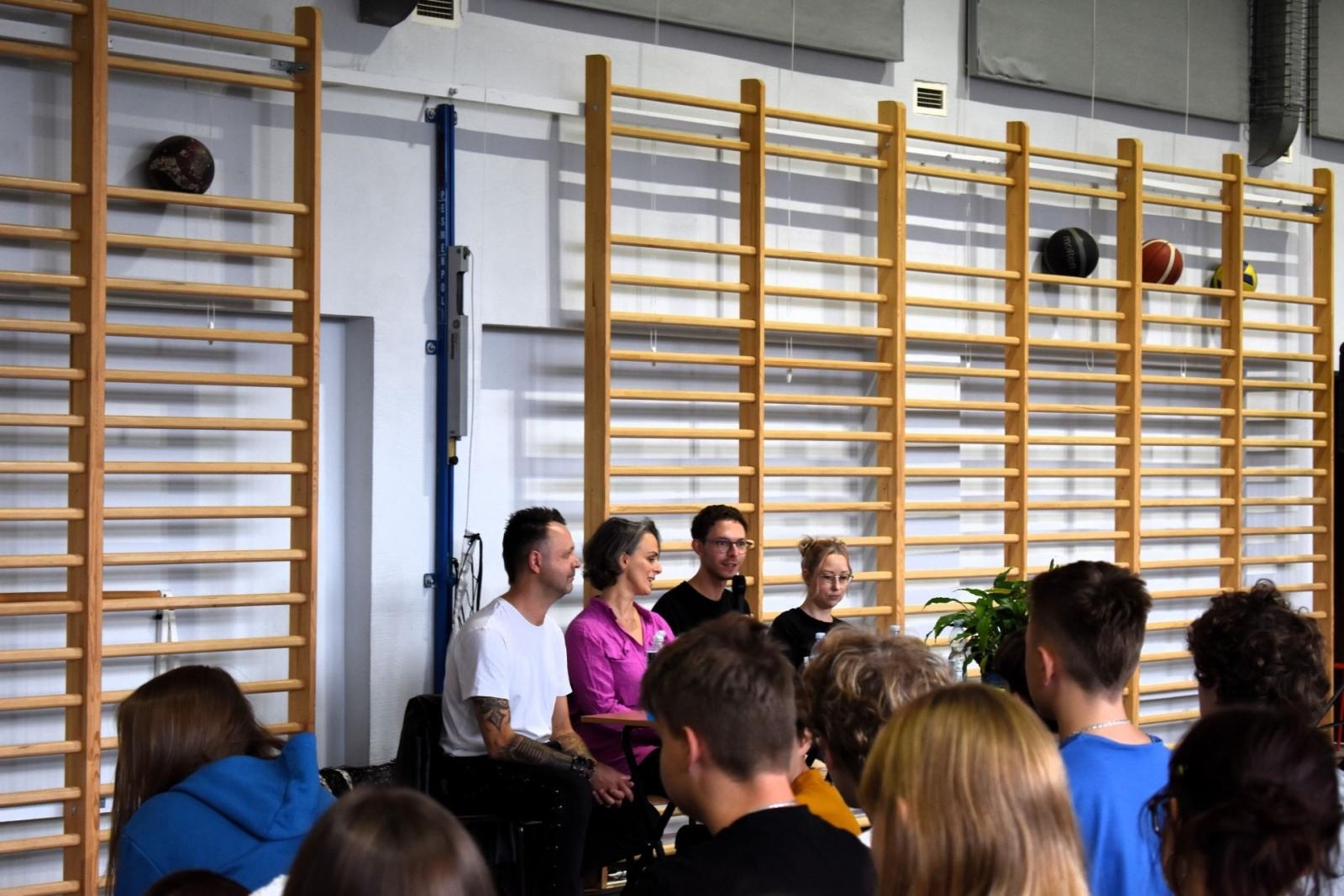 Zdjęcie w galerii na portalu naszwodzislaw.com: Z Natalią Niemen o hejcie. Spotkanie w Tischnerze wiadomości z regionu