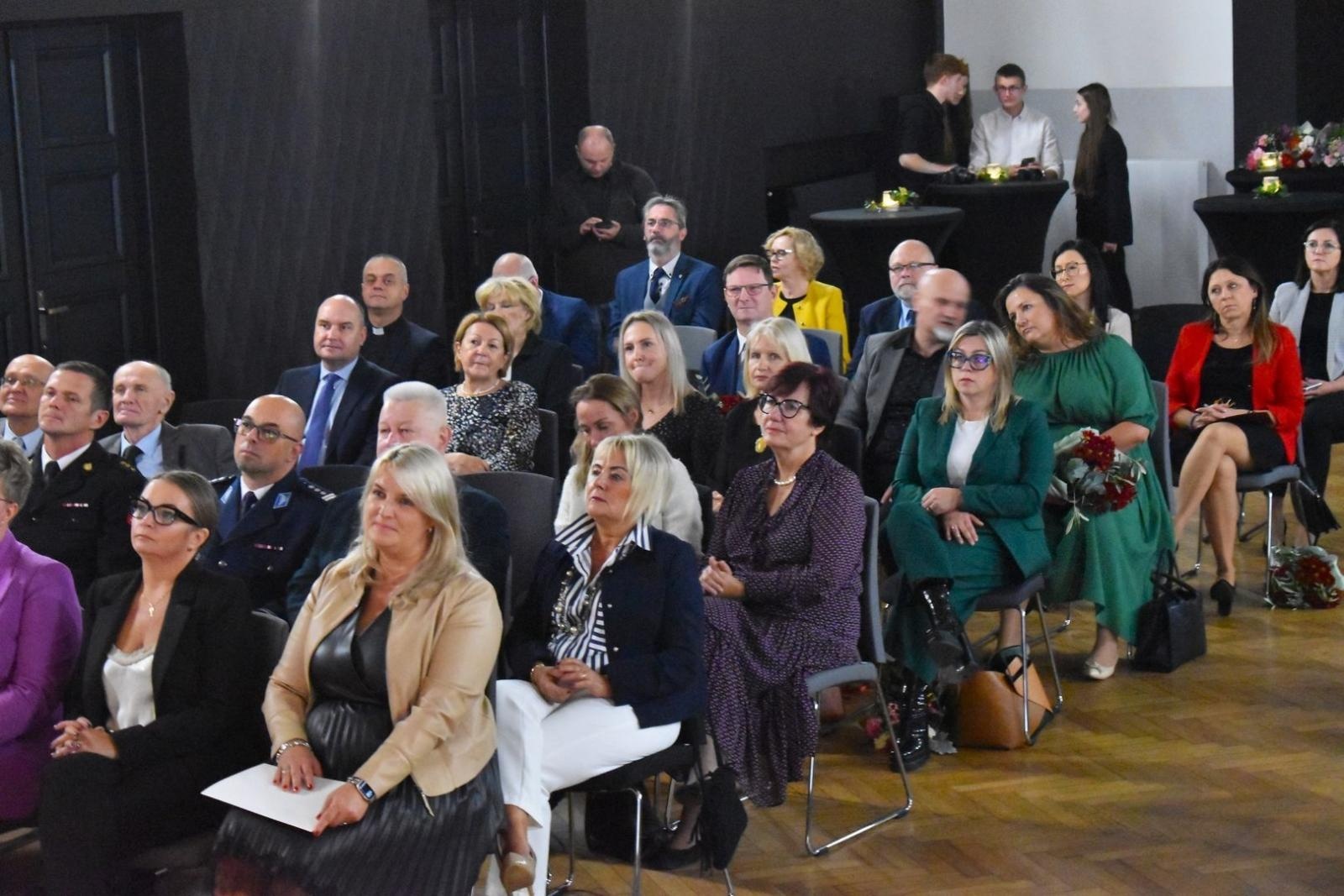 Zdjęcie w galerii na portalu naszwodzislaw.com: Powiatowe obchody Dnia Edukacji Narodowej [FOTO] wiadomości z regionu