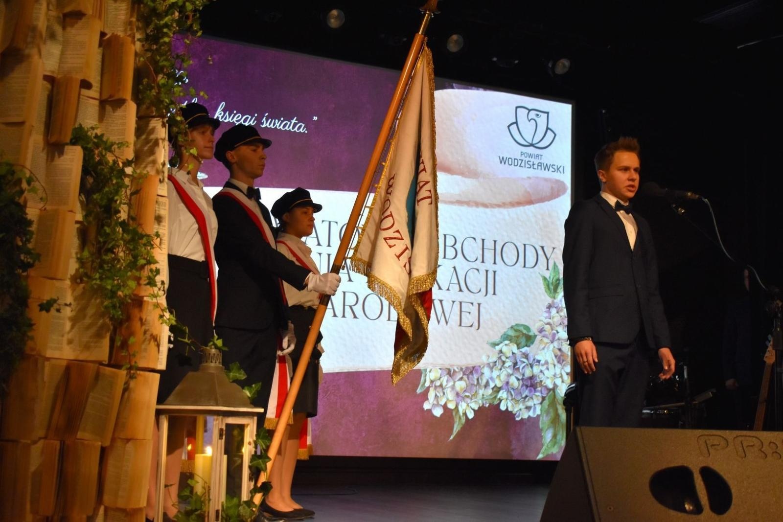 Zdjęcie w galerii na portalu naszwodzislaw.com: Powiatowe obchody Dnia Edukacji Narodowej [FOTO] wiadomości z regionu