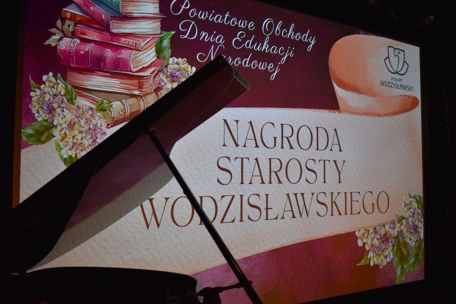 Zdjęcie w galerii na portalu naszwodzislaw.com: Powiatowe obchody Dnia Edukacji Narodowej [FOTO] wiadomości z regionu