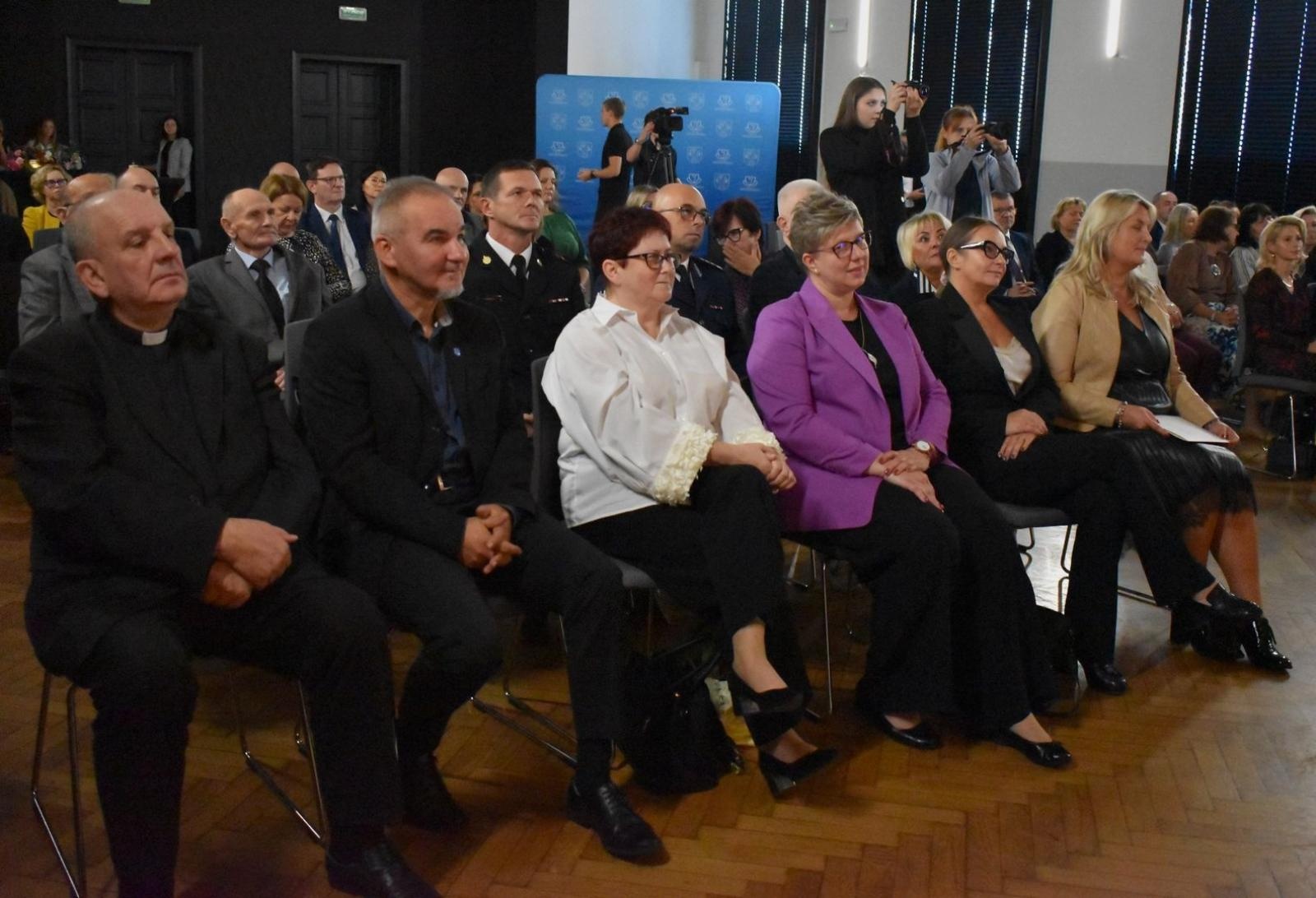 Zdjęcie w galerii na portalu naszwodzislaw.com: Powiatowe obchody Dnia Edukacji Narodowej [FOTO] wiadomości z regionu