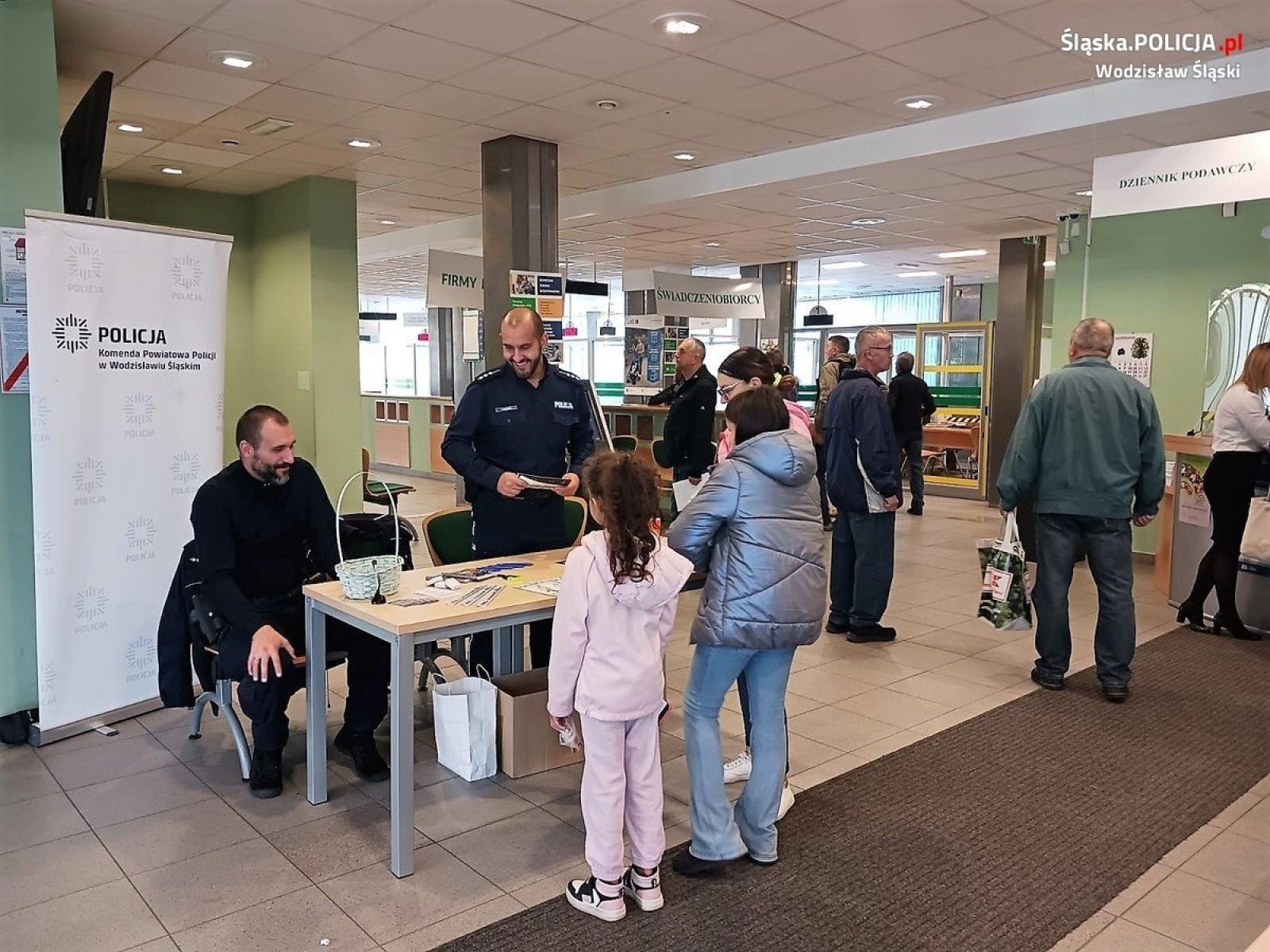 Zdjęcie w galerii na portalu naszwodzislaw.com: ZUS i policja w trosce o bezpieczeństwo seniorów wiadomości z regionu