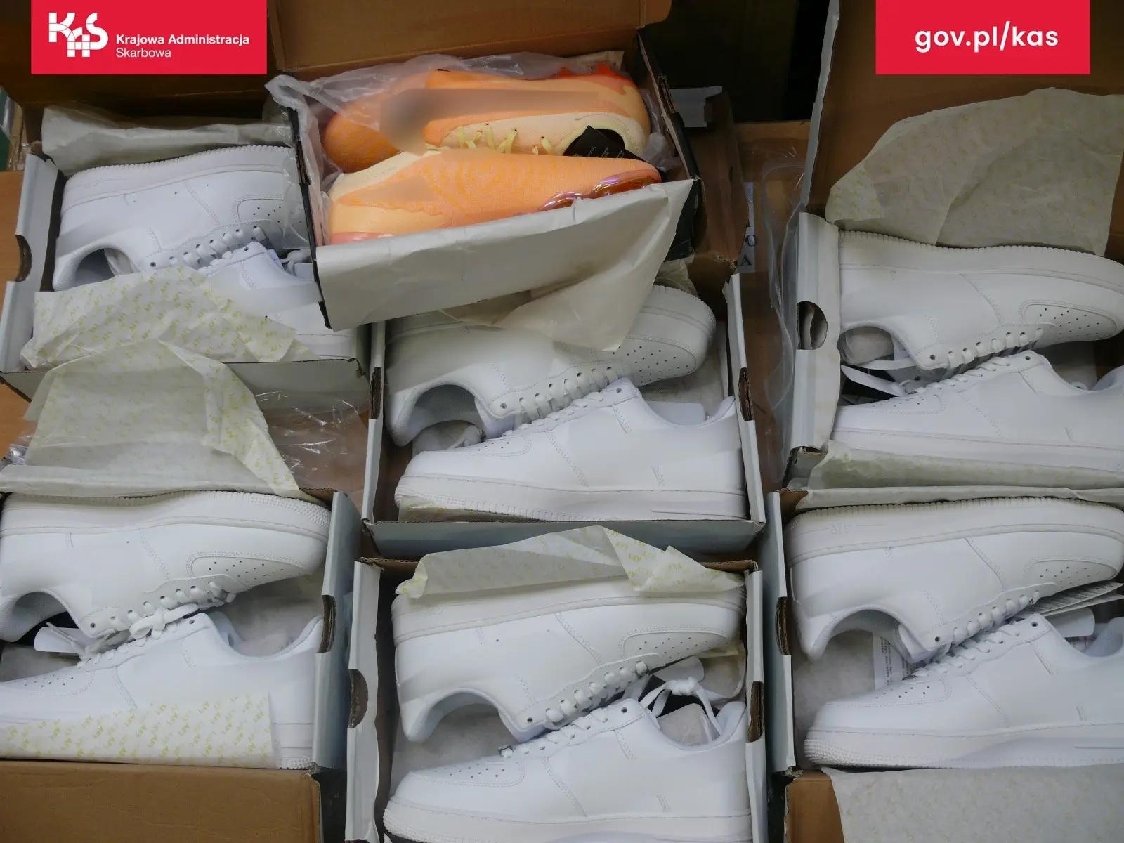 Zdjęcie w galerii na portalu naszwodzislaw.com: Służby celno-skarbowe kontrolują przesyłki z Azji. Szukają podróbek wiadomości z regionu