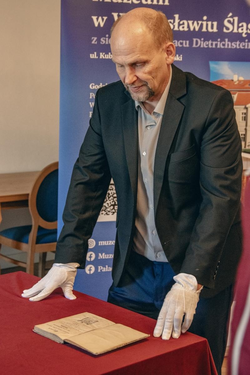 Zdjęcie w galerii na portalu naszwodzislaw.com: Sławomir Kulpa dyrektor wodzisławskiego Muzeum pozyskał cenne dzieło wiadomości z regionu