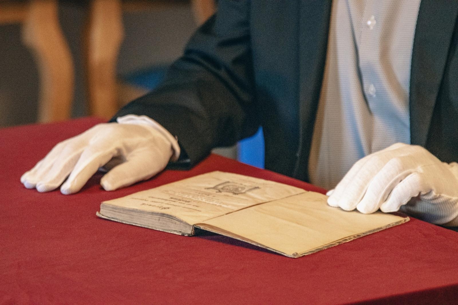 Zdjęcie w galerii na portalu naszwodzislaw.com: Sławomir Kulpa dyrektor wodzisławskiego Muzeum pozyskał cenne dzieło wiadomości z regionu