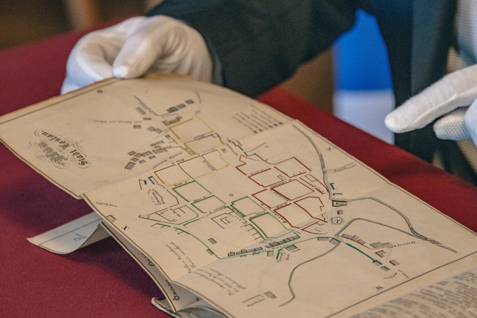 Zdjęcie w galerii na portalu naszwodzislaw.com: Sławomir Kulpa dyrektor wodzisławskiego Muzeum pozyskał cenne dzieło wiadomości z regionu