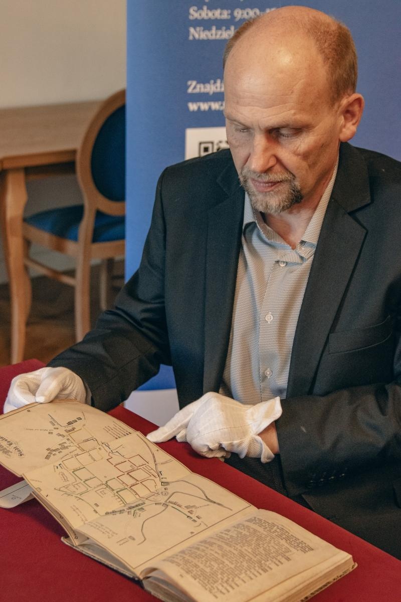 Zdjęcie w galerii na portalu naszwodzislaw.com: Sławomir Kulpa dyrektor wodzisławskiego Muzeum pozyskał cenne dzieło wiadomości z regionu