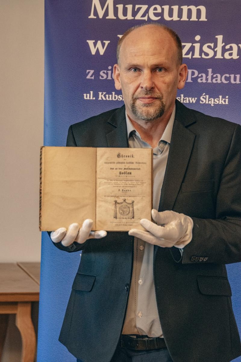 Zdjęcie w galerii na portalu naszwodzislaw.com: Sławomir Kulpa dyrektor wodzisławskiego Muzeum pozyskał cenne dzieło wiadomości z regionu