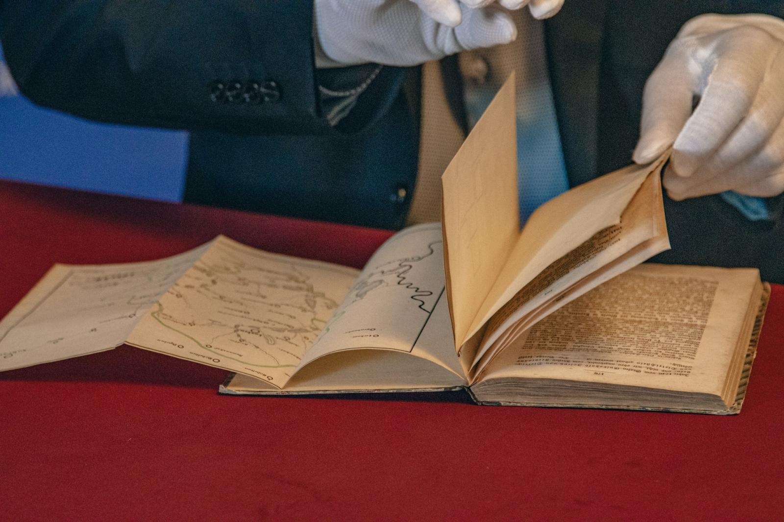 Zdjęcie w galerii na portalu naszwodzislaw.com: Sławomir Kulpa dyrektor wodzisławskiego Muzeum pozyskał cenne dzieło wiadomości z regionu