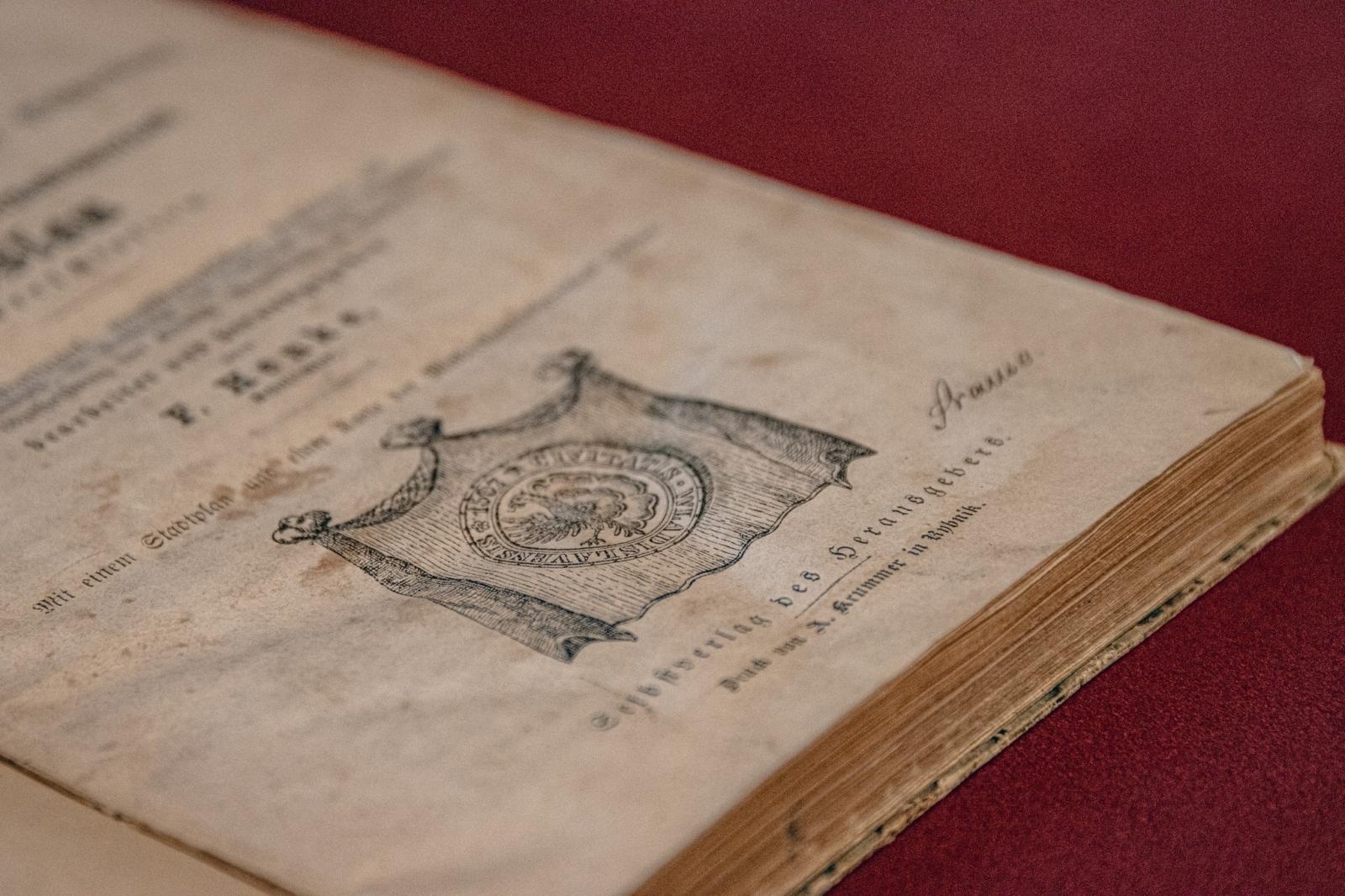 Zdjęcie w galerii na portalu naszwodzislaw.com: Sławomir Kulpa dyrektor wodzisławskiego Muzeum pozyskał cenne dzieło wiadomości z regionu