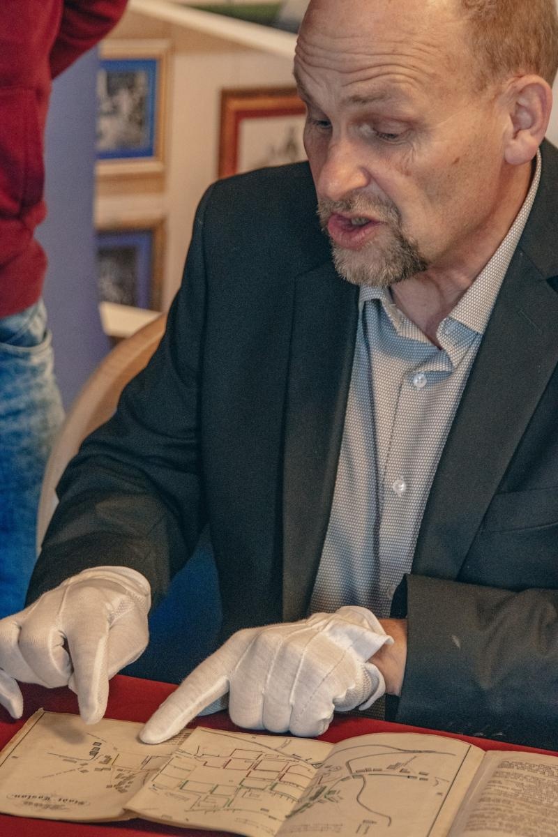 Zdjęcie w galerii na portalu naszwodzislaw.com: Sławomir Kulpa dyrektor wodzisławskiego Muzeum pozyskał cenne dzieło wiadomości z regionu