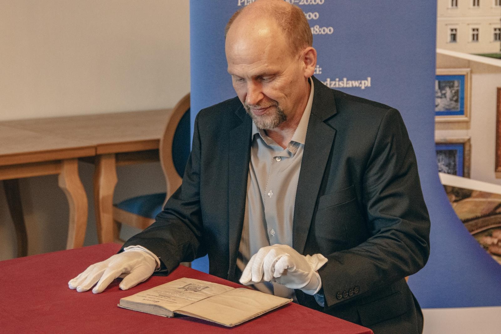 Zdjęcie w galerii na portalu naszwodzislaw.com: Sławomir Kulpa dyrektor wodzisławskiego Muzeum pozyskał cenne dzieło wiadomości z regionu