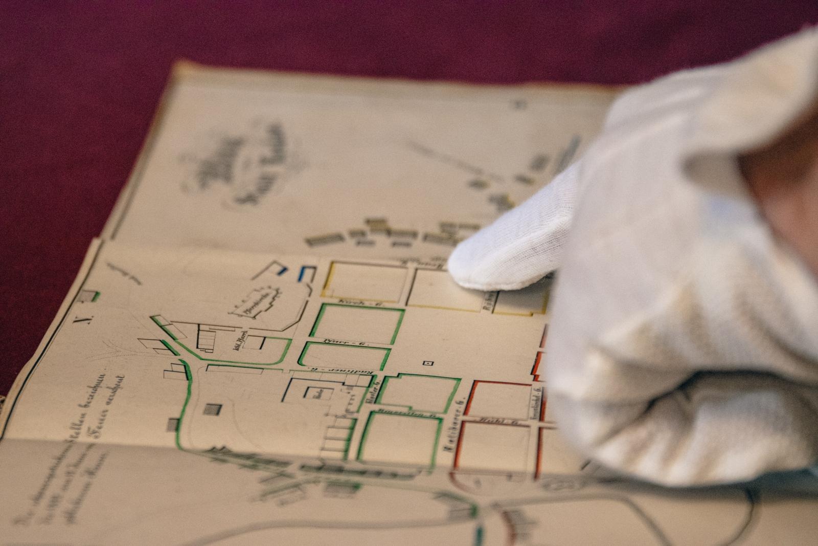 Zdjęcie w galerii na portalu naszwodzislaw.com: Sławomir Kulpa dyrektor wodzisławskiego Muzeum pozyskał cenne dzieło wiadomości z regionu