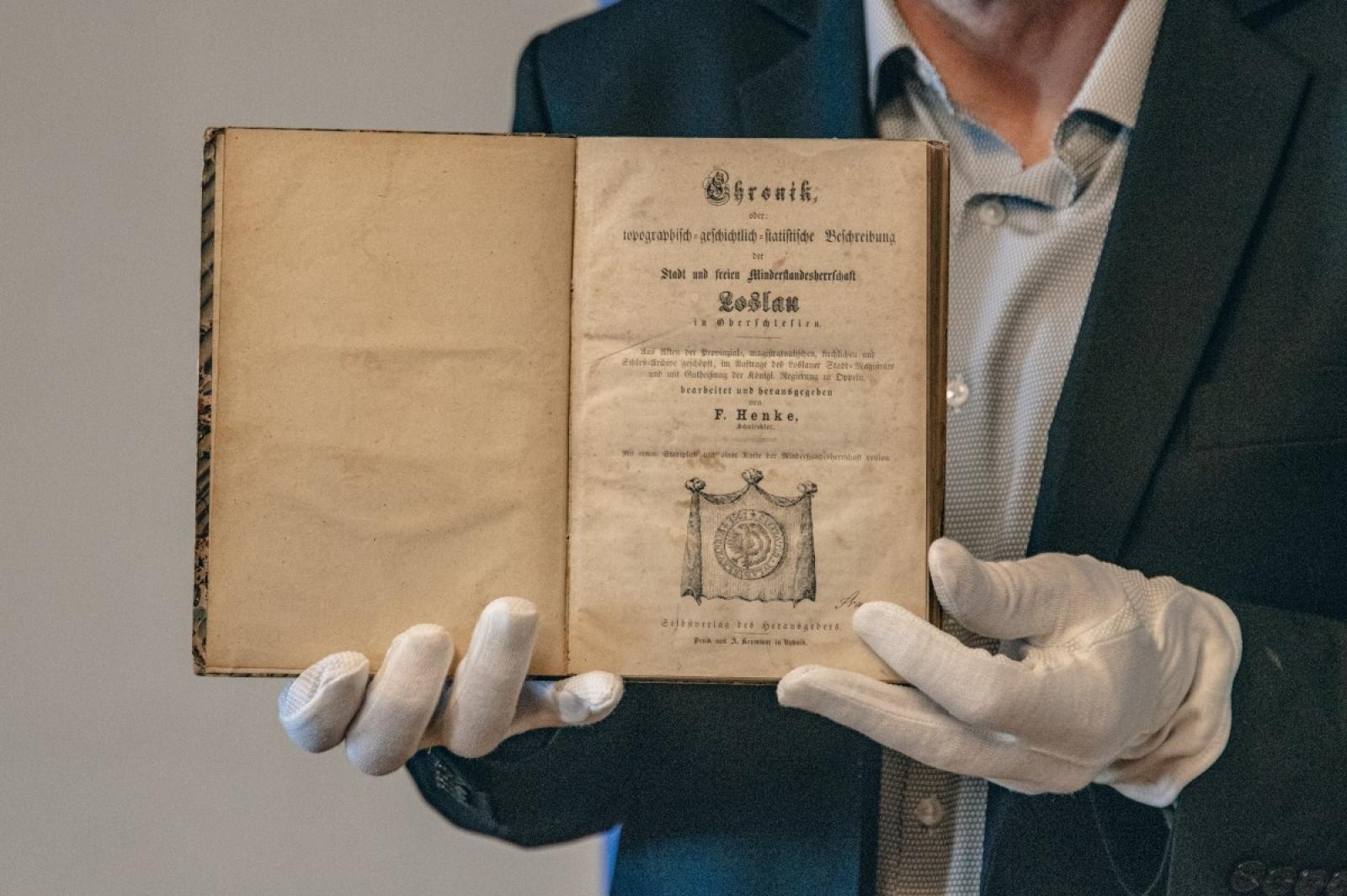 Zdjęcie w galerii na portalu naszwodzislaw.com: Sławomir Kulpa dyrektor wodzisławskiego Muzeum pozyskał cenne dzieło wiadomości z regionu