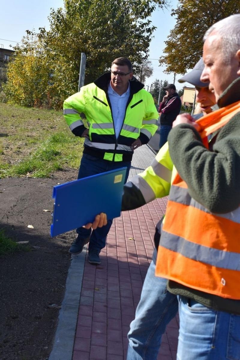 Zdjęcie w galerii na portalu naszwodzislaw.com: Rymera w Radlinie po odbiorze wiadomości z regionu