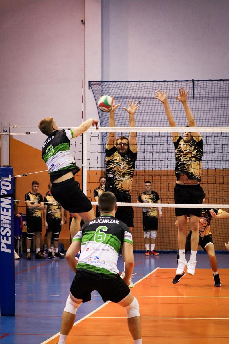 Zdjęcie w galerii na portalu naszwodzislaw.com: Zacięta walka na parkiecie. SK Górnik Radlin wygrywa po tie-breaku [FOTO] wiadomości z regionu