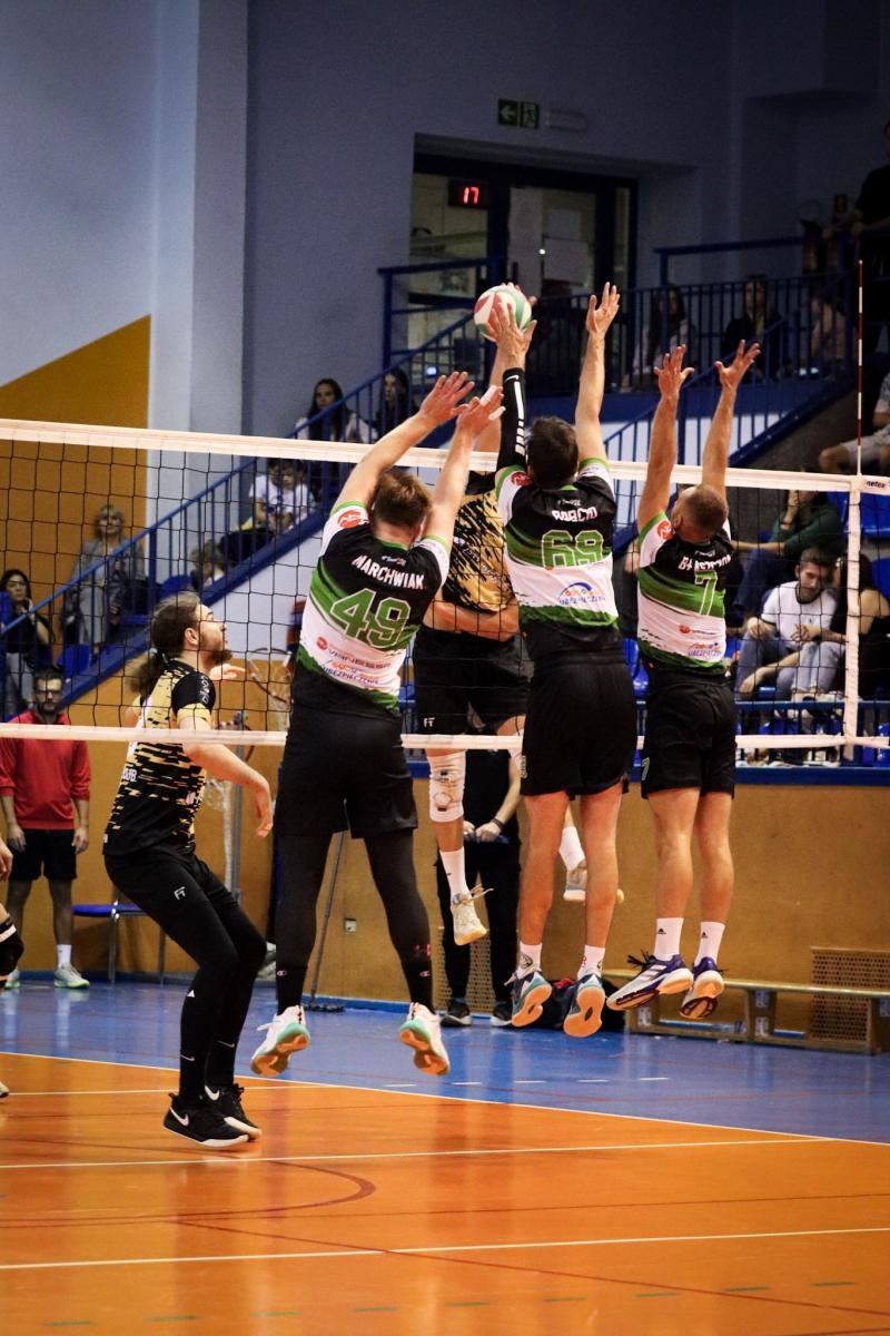 Zdjęcie w galerii na portalu naszwodzislaw.com: Zacięta walka na parkiecie. SK Górnik Radlin wygrywa po tie-breaku [FOTO] wiadomości z regionu