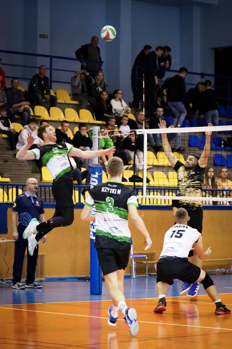 Zdjęcie w galerii na portalu naszwodzislaw.com: Zacięta walka na parkiecie. SK Górnik Radlin wygrywa po tie-breaku [FOTO] wiadomości z regionu