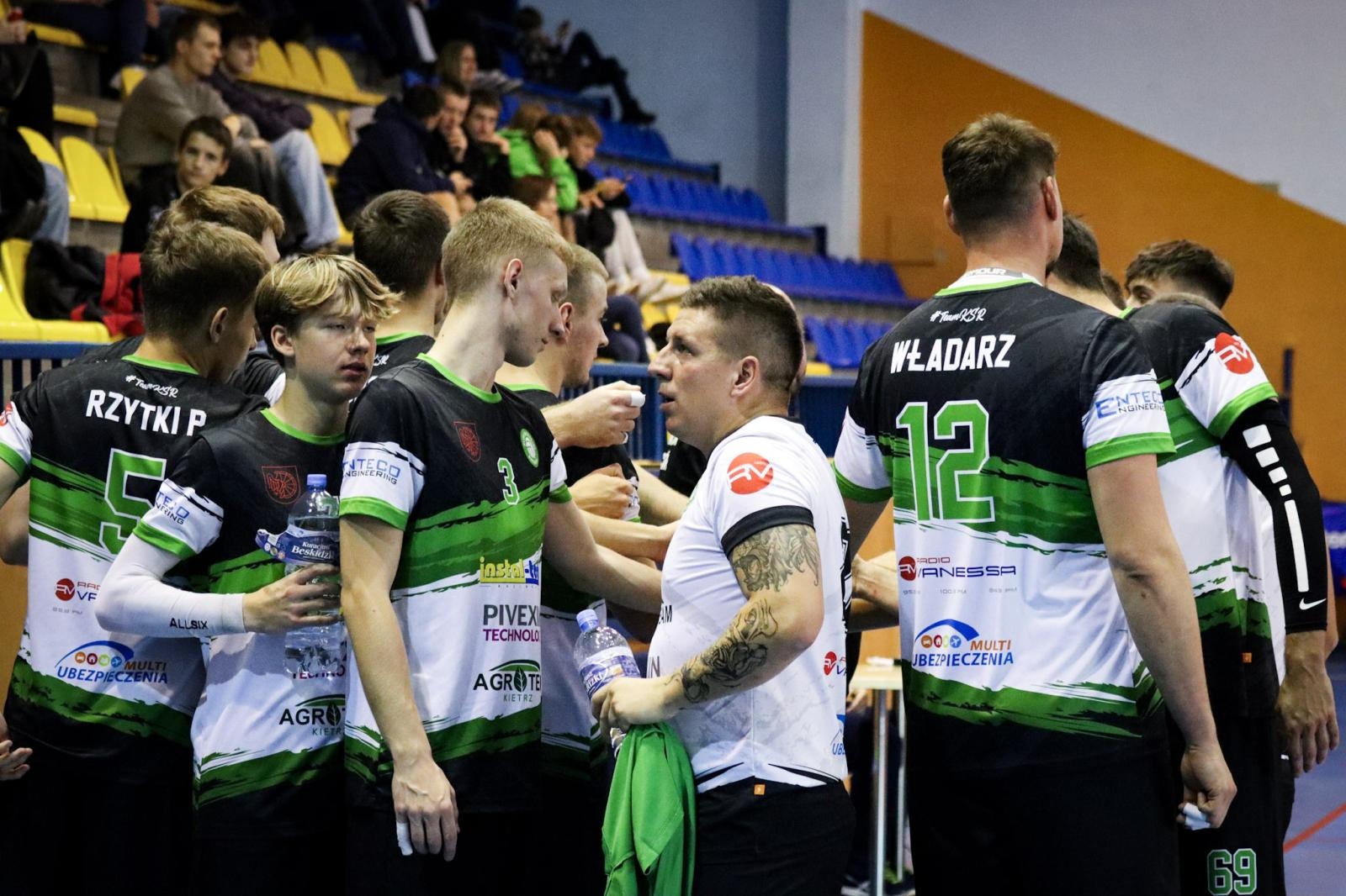 Zdjęcie w galerii na portalu naszwodzislaw.com: Zacięta walka na parkiecie. SK Górnik Radlin wygrywa po tie-breaku [FOTO] wiadomości z regionu