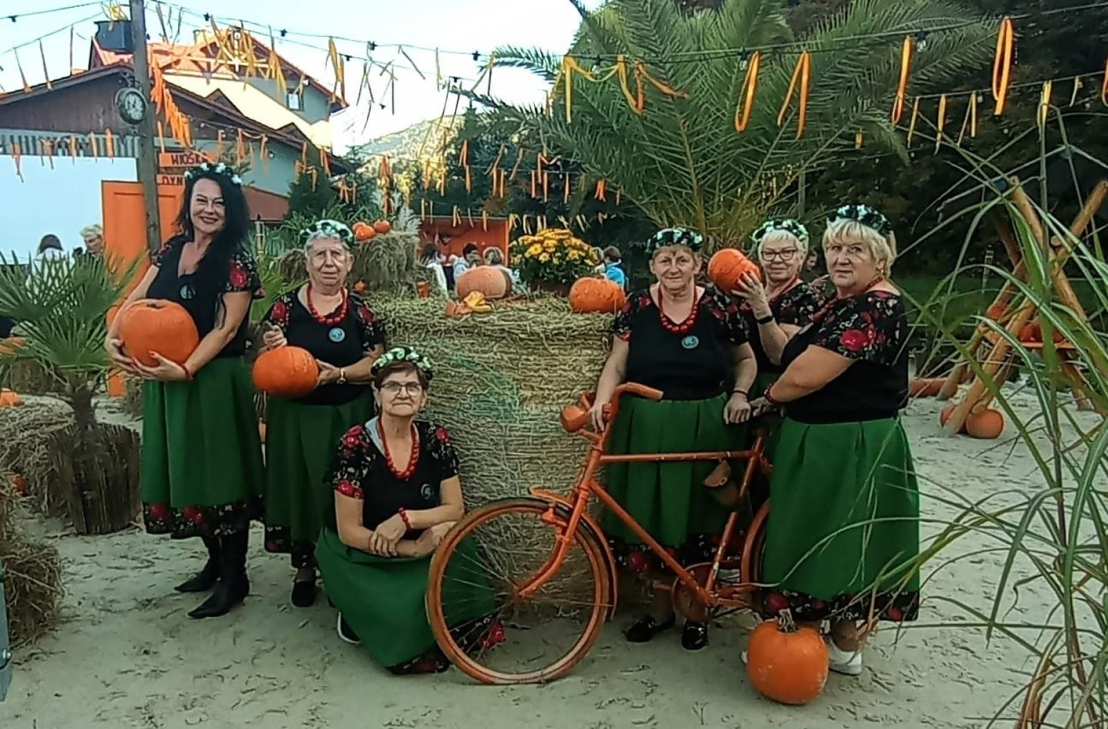 Zdjęcie w galerii na portalu naszwodzislaw.com: KGW z Bukowa i Nieboczów w poszukiwaniu pomysłów w wiosce dyniowej wiadomości z regionu