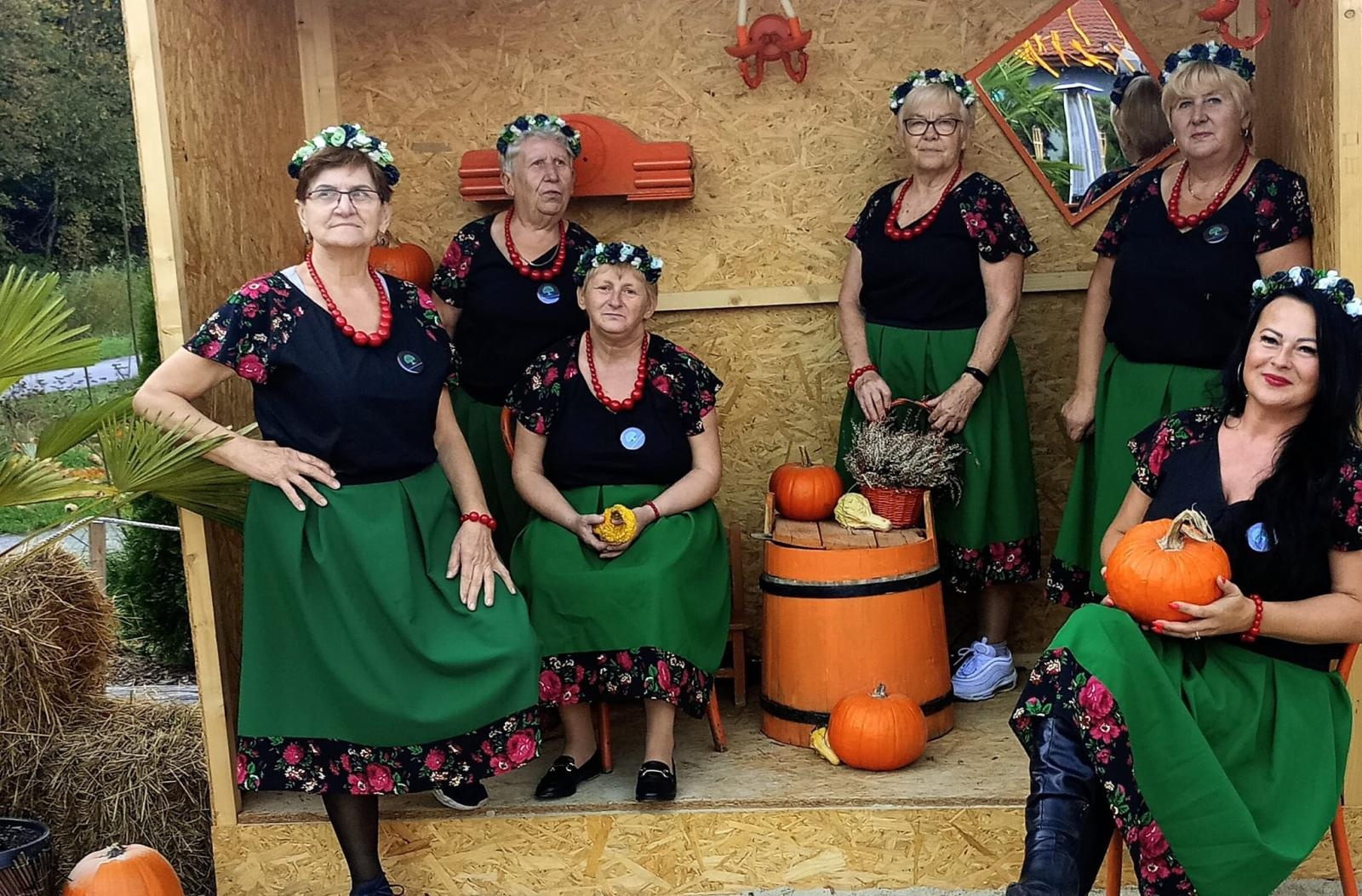 Zdjęcie w galerii na portalu naszwodzislaw.com: KGW z Bukowa i Nieboczów w poszukiwaniu pomysłów w wiosce dyniowej wiadomości z regionu