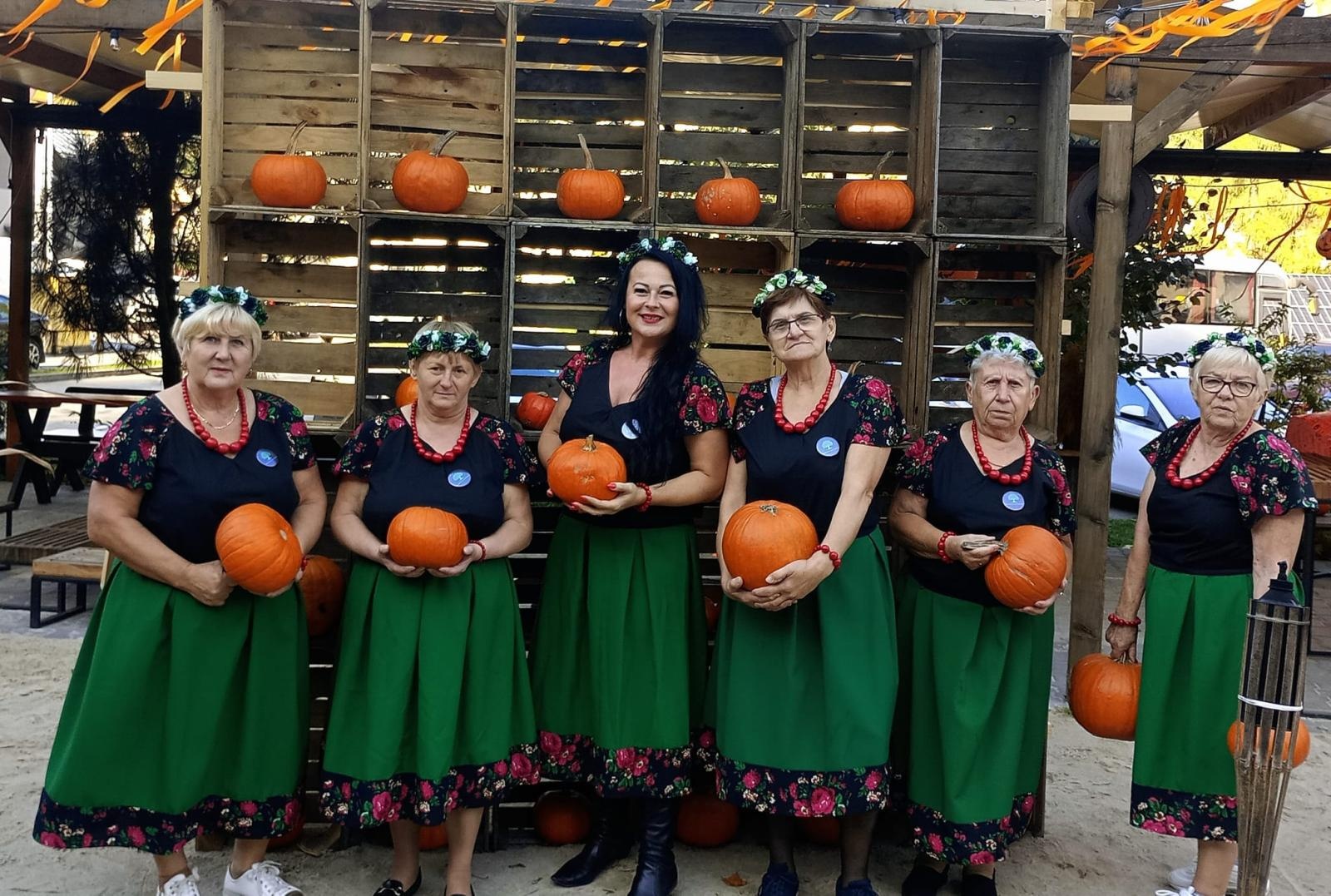 Zdjęcie w galerii na portalu naszwodzislaw.com: KGW z Bukowa i Nieboczów w poszukiwaniu pomysłów w wiosce dyniowej wiadomości z regionu