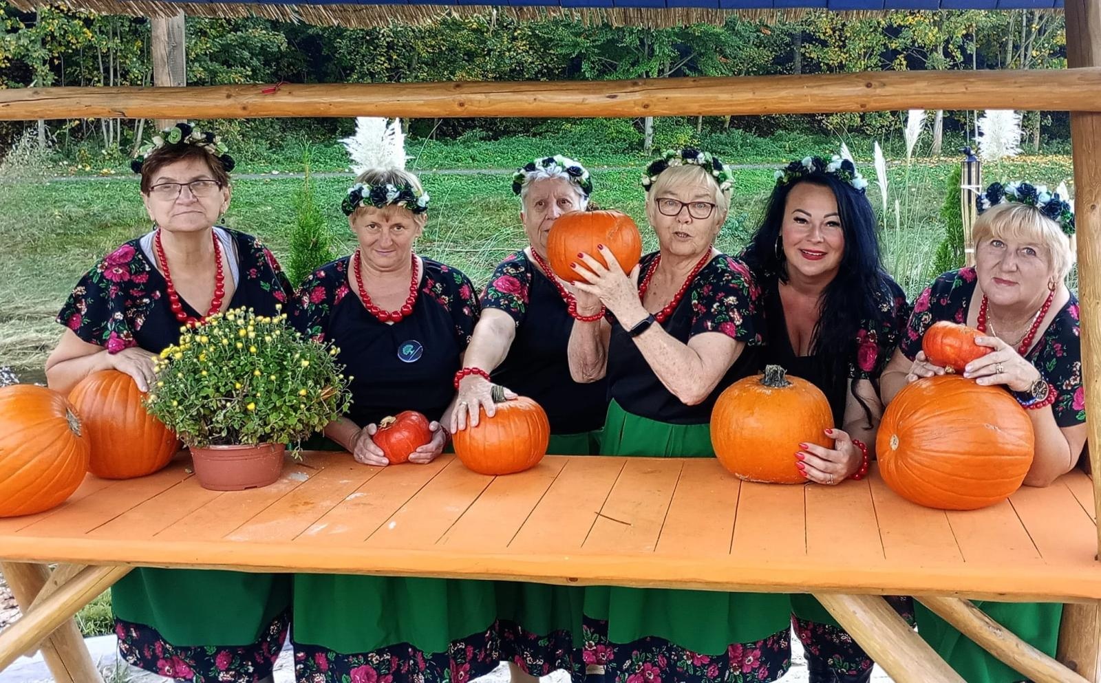 Zdjęcie w galerii na portalu naszwodzislaw.com: KGW z Bukowa i Nieboczów w poszukiwaniu pomysłów w wiosce dyniowej wiadomości z regionu