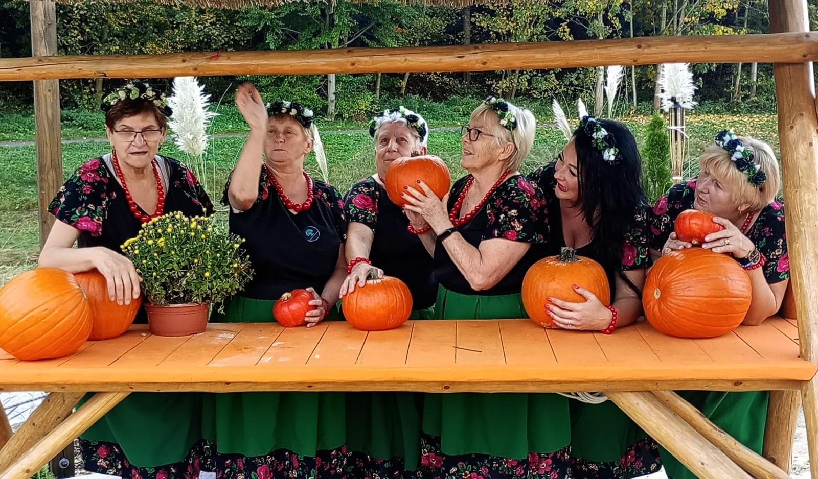 Zdjęcie w galerii na portalu naszwodzislaw.com: KGW z Bukowa i Nieboczów w poszukiwaniu pomysłów w wiosce dyniowej wiadomości z regionu