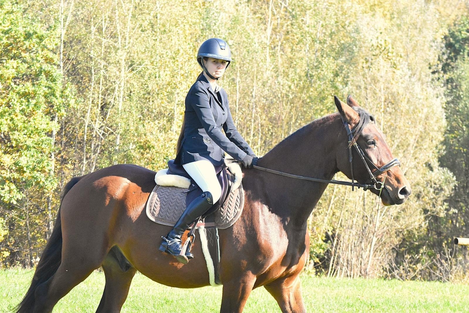 Zdjęcie w galerii na portalu naszwodzislaw.com: Hubertus w Krostoszowicach przyciągnął wielu jeźdźców i widzów. Martyna i Karolina dopadły lisiej kity [FOTO] wiadomości z regionu