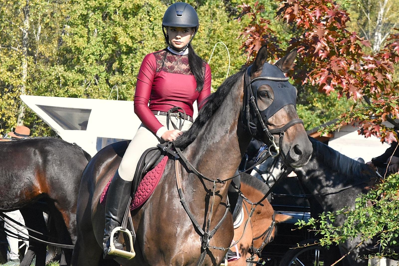 Zdjęcie w galerii na portalu naszwodzislaw.com: Hubertus w Krostoszowicach przyciągnął wielu jeźdźców i widzów. Martyna i Karolina dopadły lisiej kity [FOTO] wiadomości z regionu