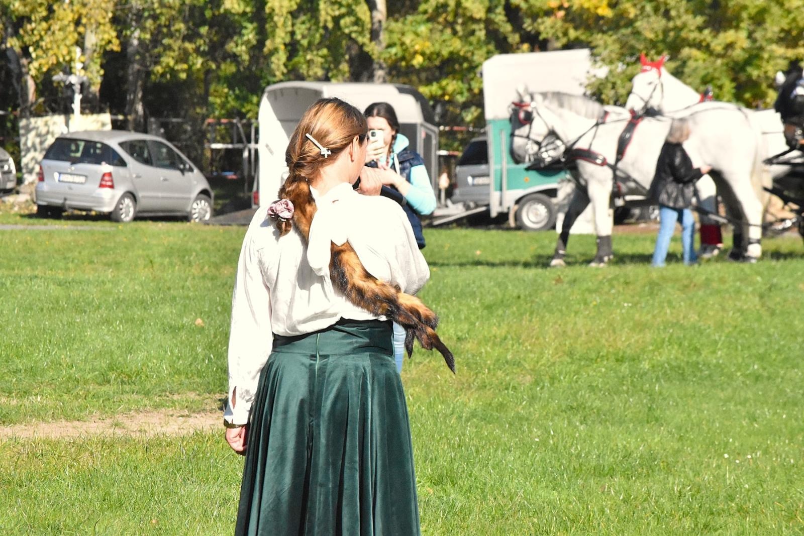 Zdjęcie w galerii na portalu naszwodzislaw.com: Hubertus w Krostoszowicach przyciągnął wielu jeźdźców i widzów. Martyna i Karolina dopadły lisiej kity [FOTO] wiadomości z regionu