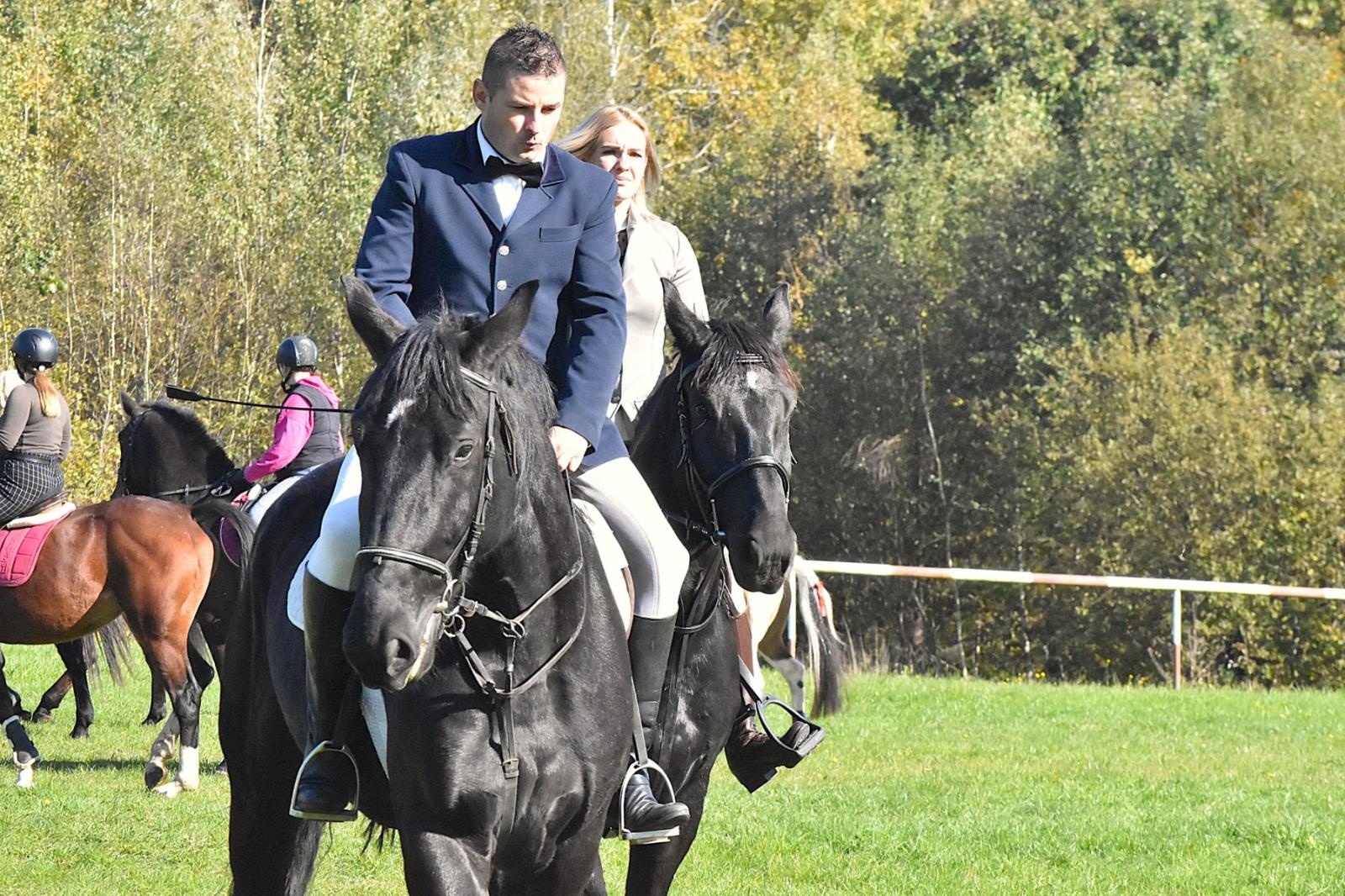 Zdjęcie w galerii na portalu naszwodzislaw.com: Hubertus w Krostoszowicach przyciągnął wielu jeźdźców i widzów. Martyna i Karolina dopadły lisiej kity [FOTO] wiadomości z regionu