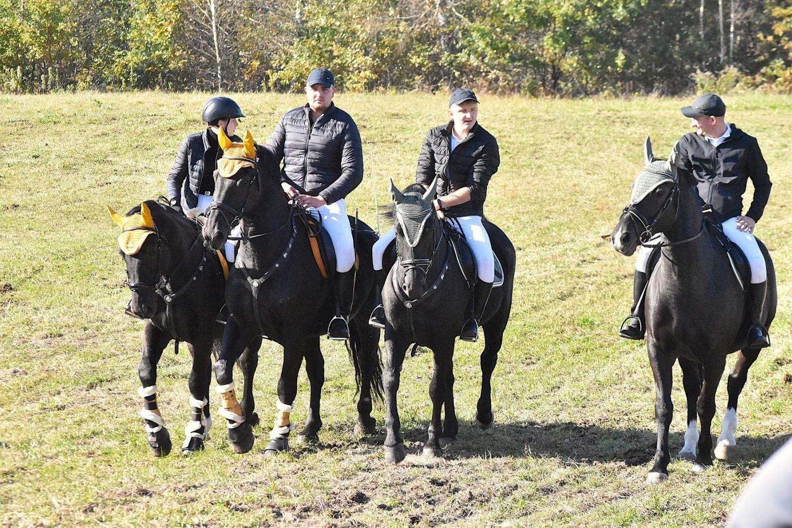 Zdjęcie w galerii na portalu naszwodzislaw.com: Hubertus w Krostoszowicach przyciągnął wielu jeźdźców i widzów. Martyna i Karolina dopadły lisiej kity [FOTO] wiadomości z regionu