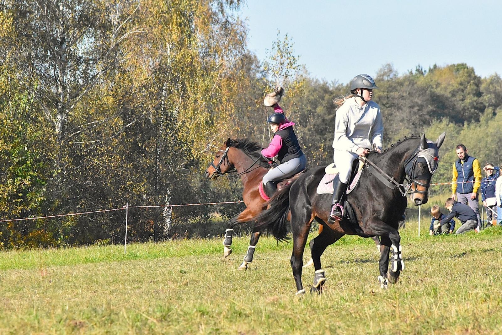 Zdjęcie w galerii na portalu naszwodzislaw.com: Hubertus w Krostoszowicach przyciągnął wielu jeźdźców i widzów. Martyna i Karolina dopadły lisiej kity [FOTO] wiadomości z regionu