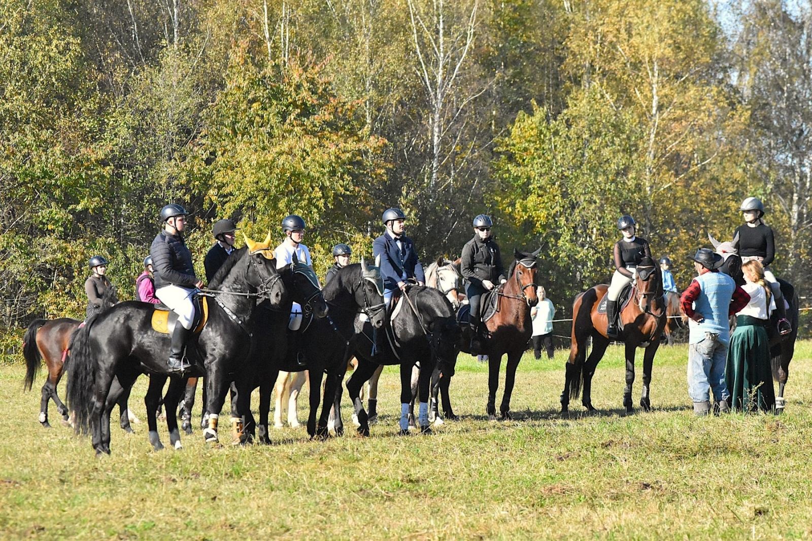 Zdjęcie w galerii na portalu naszwodzislaw.com: Hubertus w Krostoszowicach przyciągnął wielu jeźdźców i widzów. Martyna i Karolina dopadły lisiej kity [FOTO] wiadomości z regionu