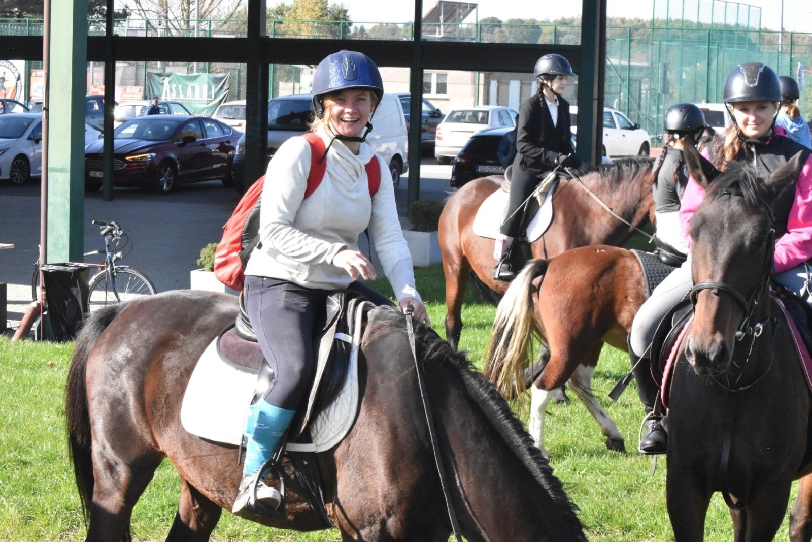 Zdjęcie w galerii na portalu naszwodzislaw.com: Hubertus w Krostoszowicach przyciągnął wielu jeźdźców i widzów. Martyna i Karolina dopadły lisiej kity [FOTO] wiadomości z regionu