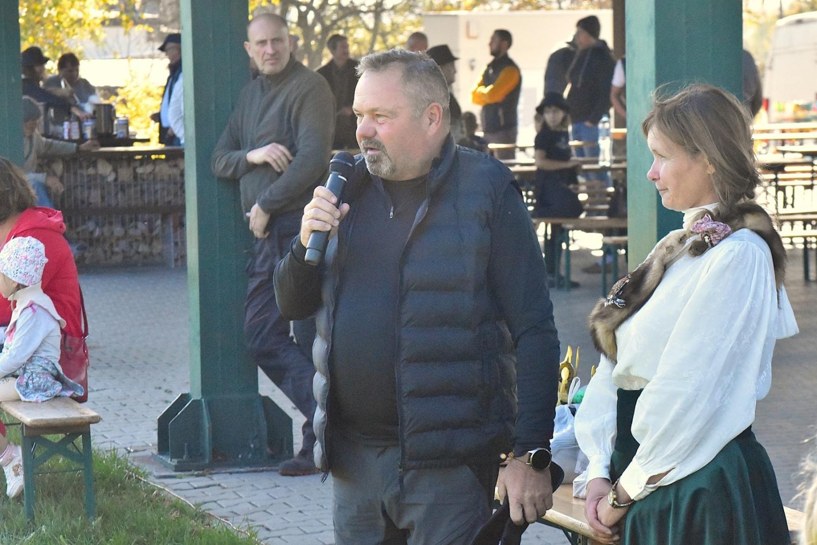 Zdjęcie w galerii na portalu naszwodzislaw.com: Hubertus w Krostoszowicach przyciągnął wielu jeźdźców i widzów. Martyna i Karolina dopadły lisiej kity [FOTO] wiadomości z regionu