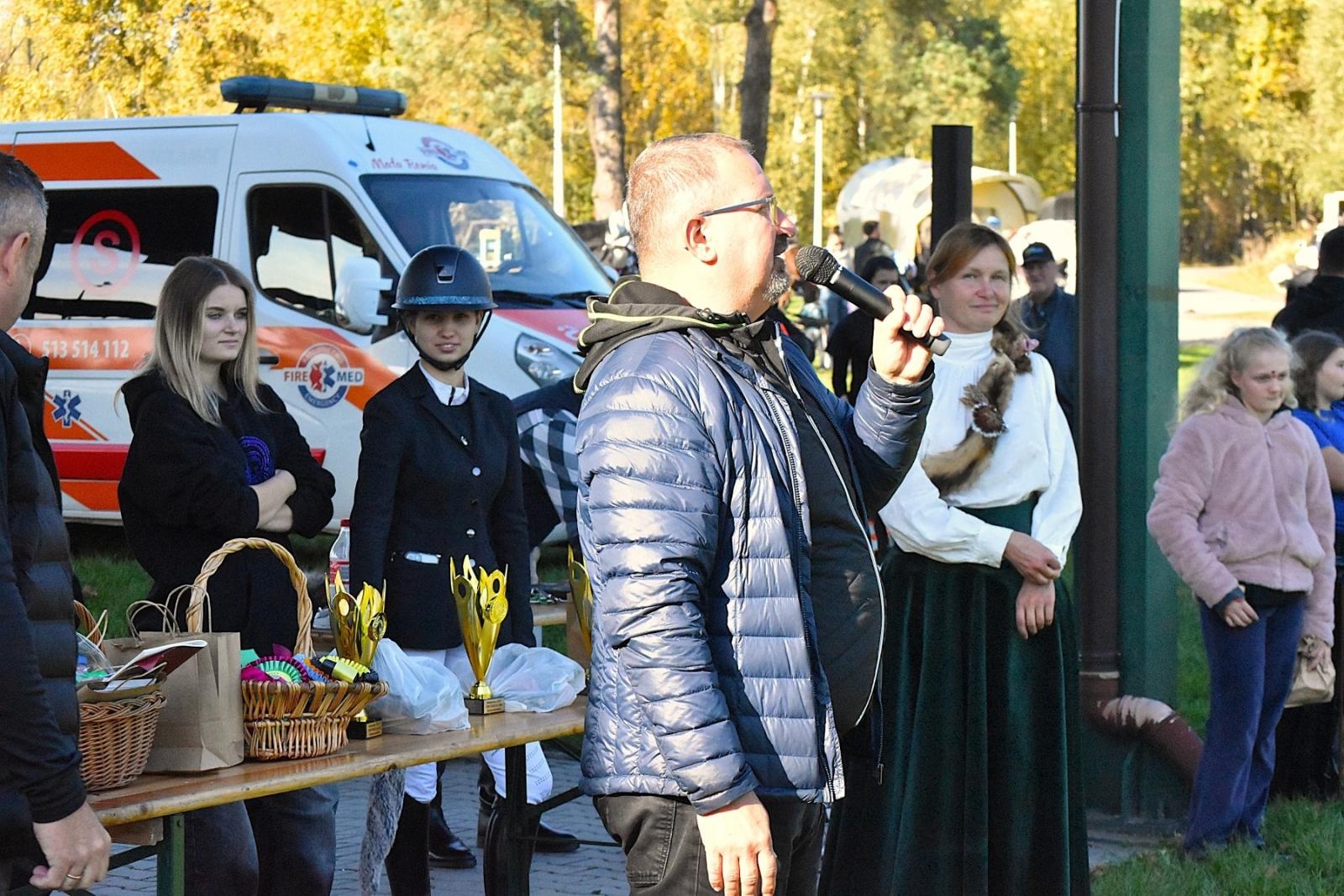 Zdjęcie w galerii na portalu naszwodzislaw.com: Hubertus w Krostoszowicach przyciągnął wielu jeźdźców i widzów. Martyna i Karolina dopadły lisiej kity [FOTO] wiadomości z regionu