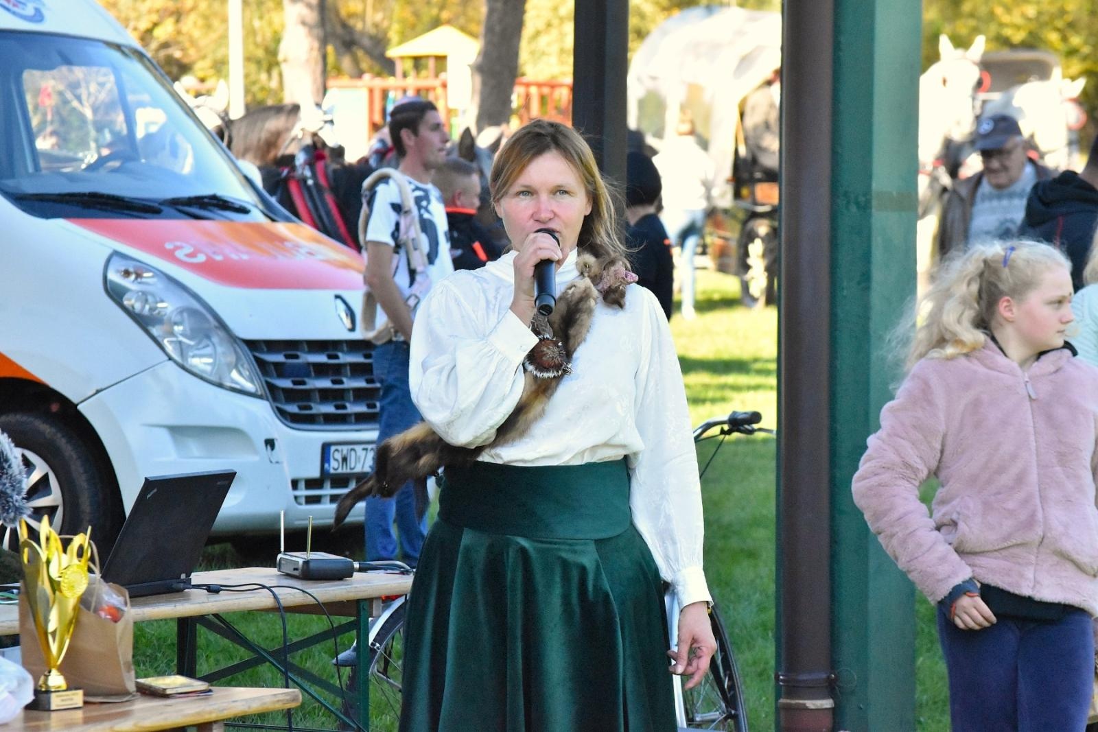 Zdjęcie w galerii na portalu naszwodzislaw.com: Hubertus w Krostoszowicach przyciągnął wielu jeźdźców i widzów. Martyna i Karolina dopadły lisiej kity [FOTO] wiadomości z regionu