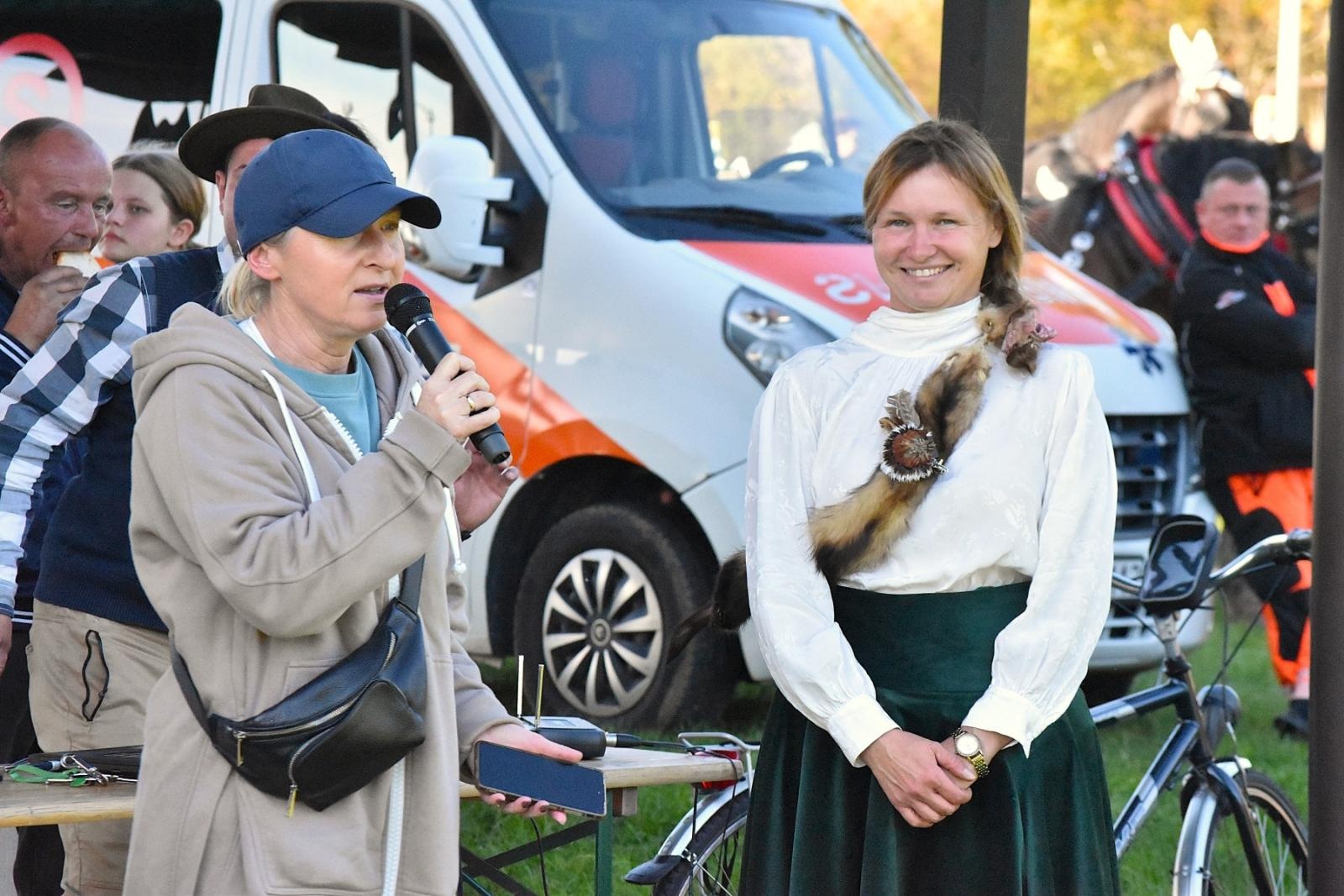 Zdjęcie w galerii na portalu naszwodzislaw.com: Hubertus w Krostoszowicach przyciągnął wielu jeźdźców i widzów. Martyna i Karolina dopadły lisiej kity [FOTO] wiadomości z regionu