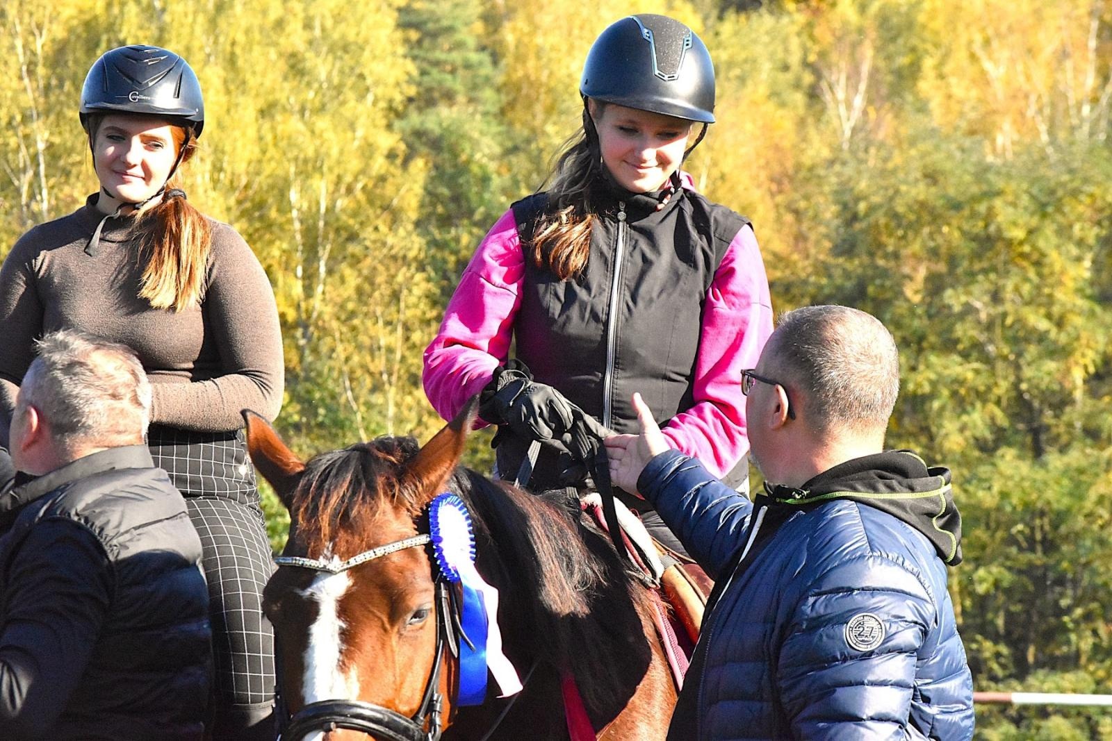 Zdjęcie w galerii na portalu naszwodzislaw.com: Hubertus w Krostoszowicach przyciągnął wielu jeźdźców i widzów. Martyna i Karolina dopadły lisiej kity [FOTO] wiadomości z regionu
