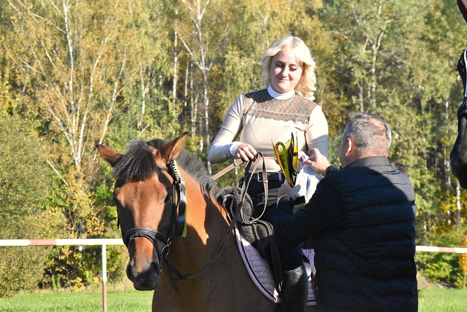 Zdjęcie w galerii na portalu naszwodzislaw.com: Hubertus w Krostoszowicach przyciągnął wielu jeźdźców i widzów. Martyna i Karolina dopadły lisiej kity [FOTO] wiadomości z regionu