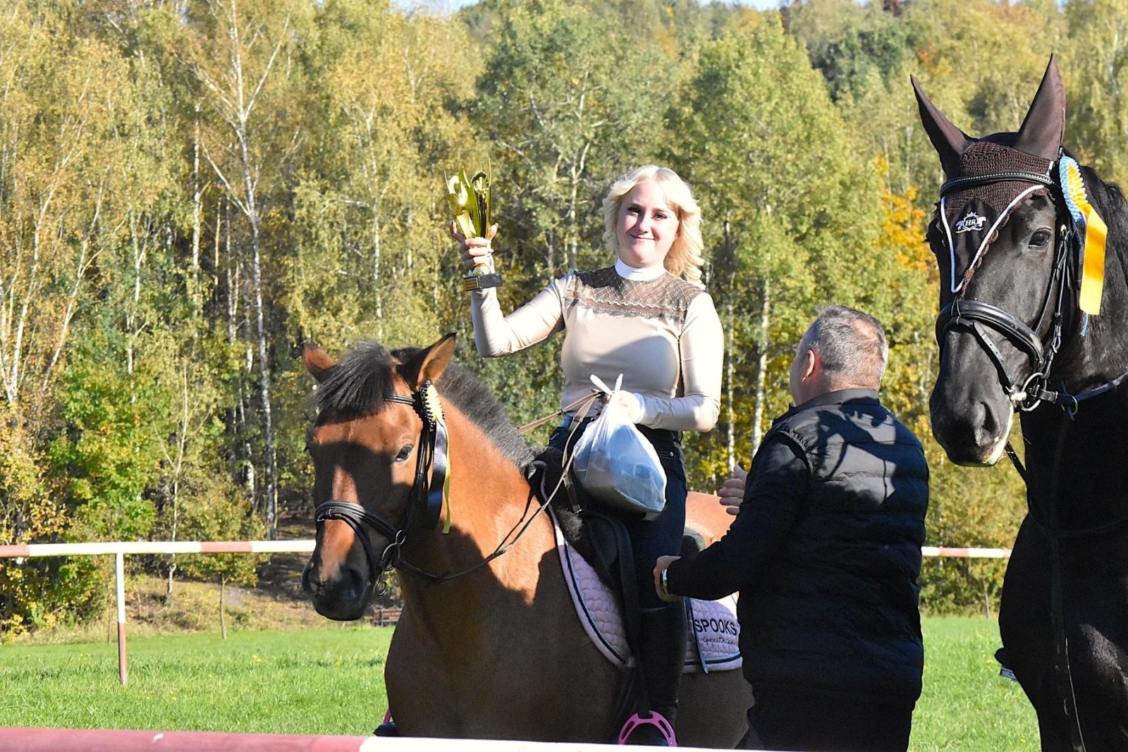 Zdjęcie w galerii na portalu naszwodzislaw.com: Hubertus w Krostoszowicach przyciągnął wielu jeźdźców i widzów. Martyna i Karolina dopadły lisiej kity [FOTO] wiadomości z regionu