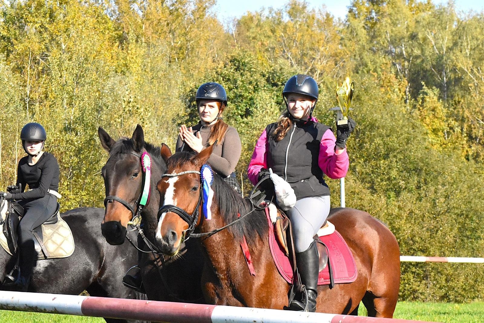 Zdjęcie w galerii na portalu naszwodzislaw.com: Hubertus w Krostoszowicach przyciągnął wielu jeźdźców i widzów. Martyna i Karolina dopadły lisiej kity [FOTO] wiadomości z regionu