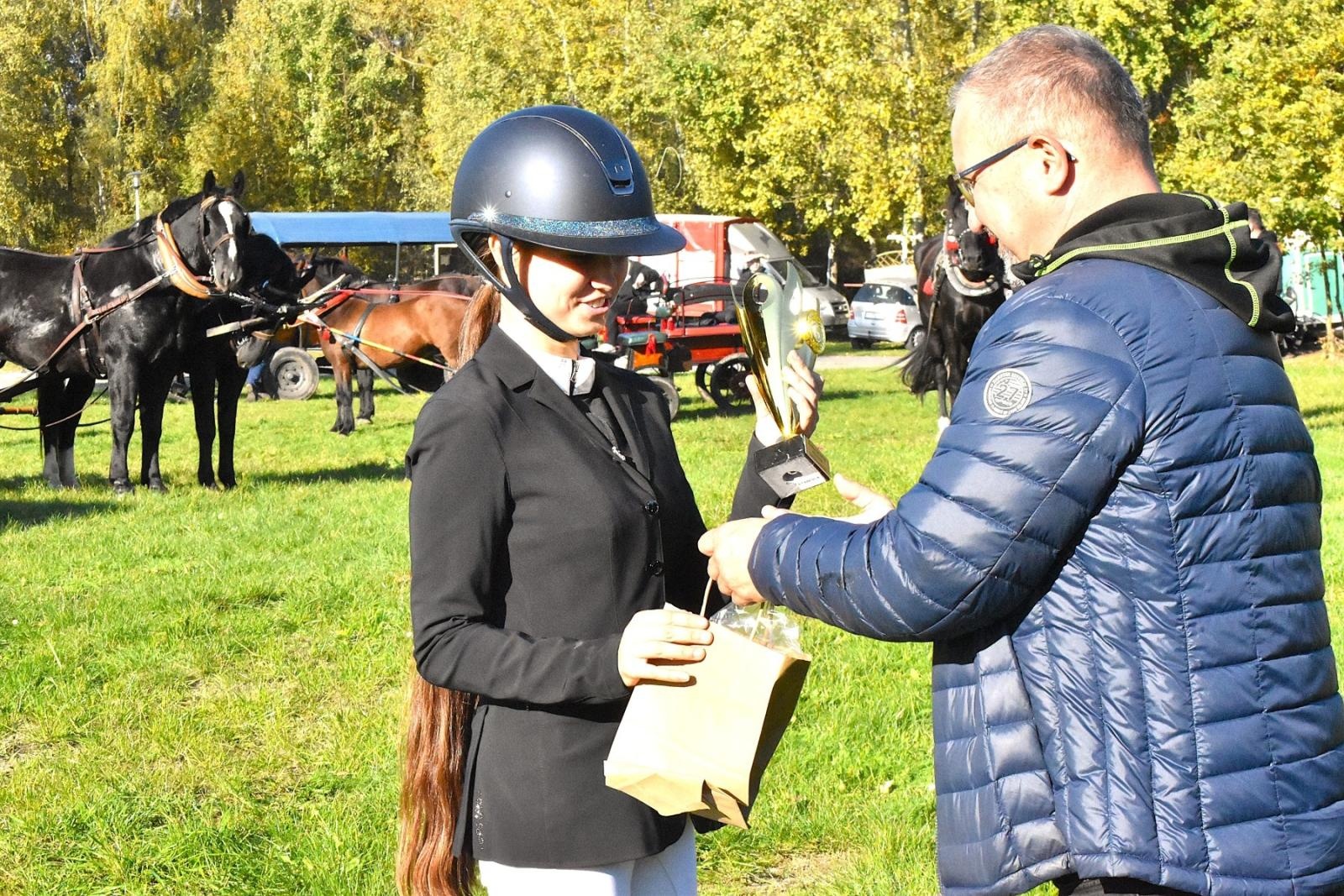 Zdjęcie w galerii na portalu naszwodzislaw.com: Hubertus w Krostoszowicach przyciągnął wielu jeźdźców i widzów. Martyna i Karolina dopadły lisiej kity [FOTO] wiadomości z regionu