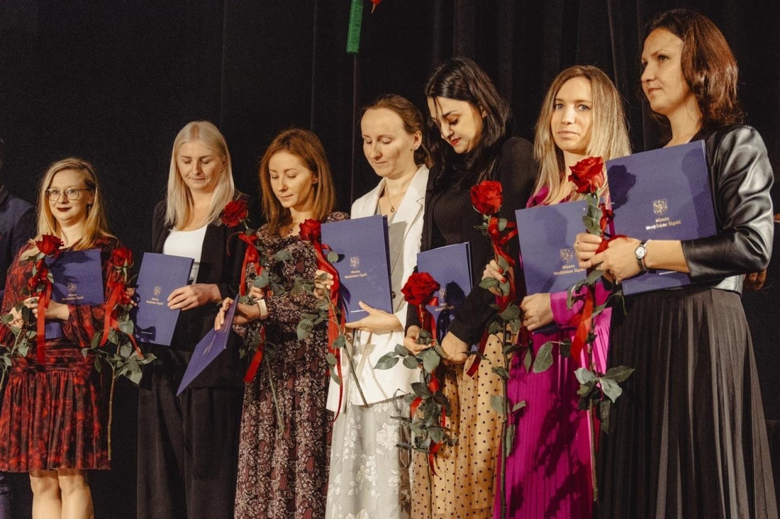 Zdjęcie w galerii na portalu naszwodzislaw.com: Uroczysta gala z okazji Dnia Edukacji Narodowej w WCK wiadomości z regionu